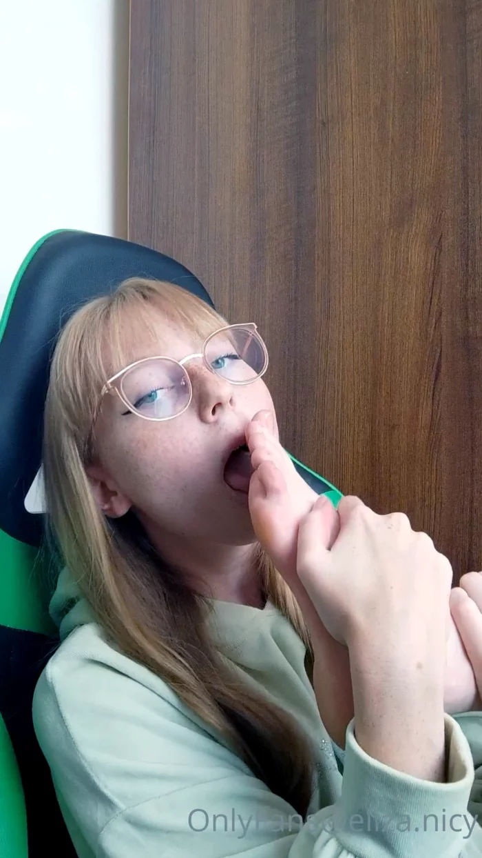 I Really Like Sucking My Sweety Toes - ELIZA NICY - MP4