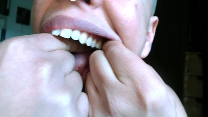 Flossing My Teeth And Mouth Tour - EMPREXKALA / KALA SMITH - MP4
