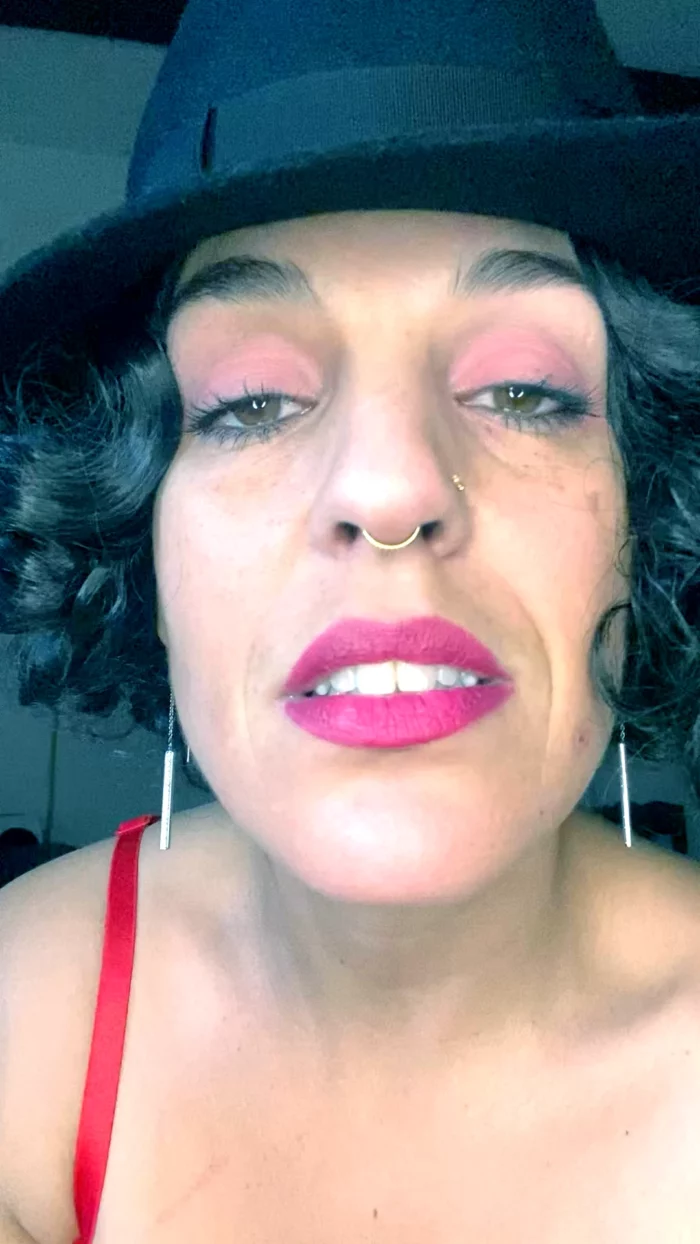 Smoking In A Wig And Hat - EMPREXKALA / KALA SMITH - MP4