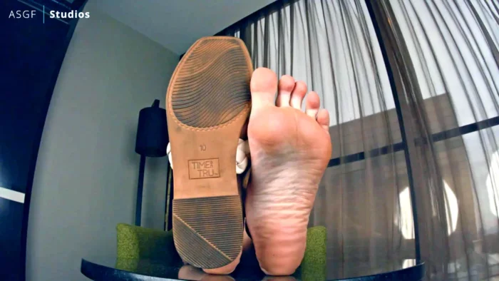Adele Ray Quick Big Feet 8k Foot Tease - GIANTESS FETISH VIDS - MP4