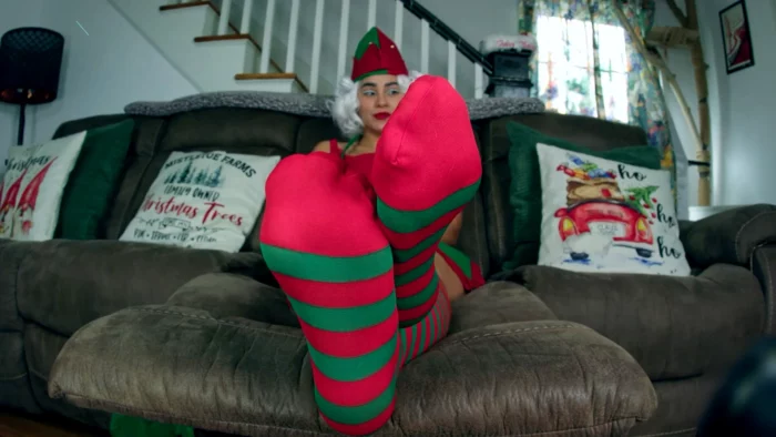 B Cam - Santa Makes Elf Sahrye Pose Her Soles For His Candy Cane! - GIANTESS FETISH VIDS - MP4