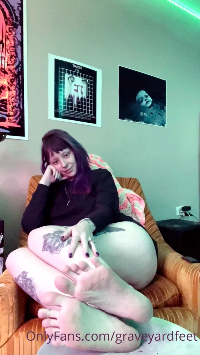 Just Hanging Out, No Makeup And I Decided I Had To Show You My Feet! - GRAVEYARDFEET / THEGODDESSGRAVES - MP4