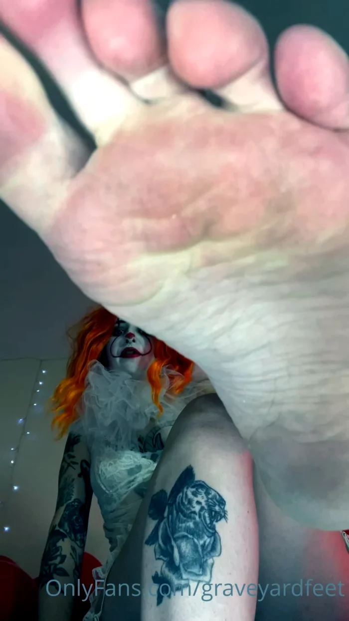 Pennywise Giantess JOI - GRAVEYARDFEET / THEGODDESSGRAVES - MP4