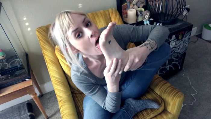 Showing You My Dirty Socks & Feet And Self Worship - GRAVEYARDFEET / THEGODDESSGRAVES - MP4