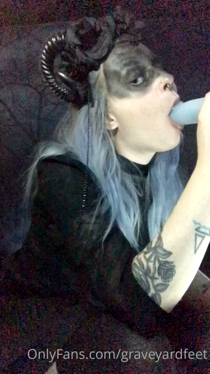 This Spooky Little Demon Wants To Suck You Off - GRAVEYARDFEET / THEGODDESSGRAVES - MP4