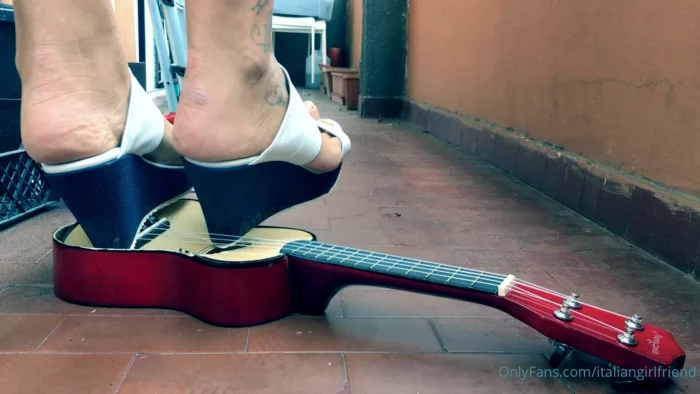 Bye Bye Ukulele - ITALIAN GIRLFRIEND / AMATORIAL CRUSH CUPS - MP4