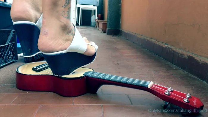 Poor Ukulele, Maybe Im Too Heavy For It - ITALIAN GIRLFRIEND / AMATORIAL CRUSH CUPS - MP4