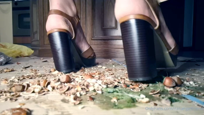 Nuts Craker - ITALIAN GIRLFRIEND / AMATORIAL CRUSH CUPS - MP4