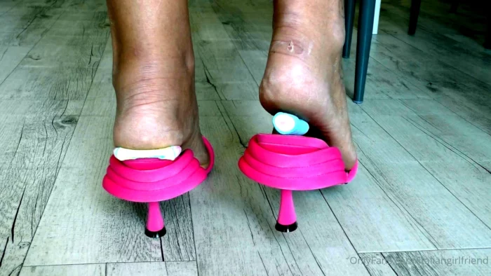 Marshmellow Inshoe Under My Heel And A Soft Walk Over The Tablet - ITALIAN GIRLFRIEND / AMATORIAL CRUSH CUPS - MP4