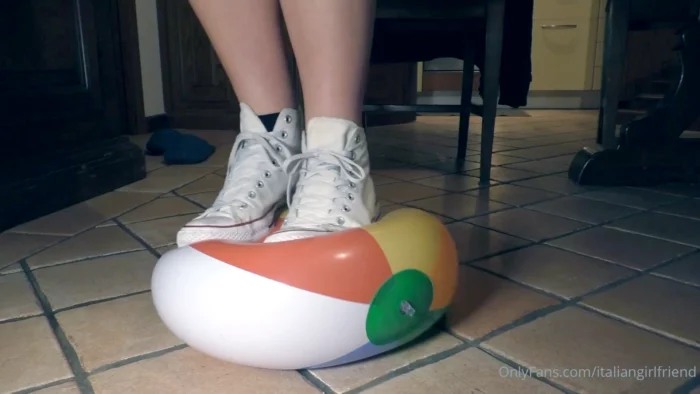 Inflatable Crush Fetish - ITALIAN GIRLFRIEND / AMATORIAL CRUSH CUPS - MP4