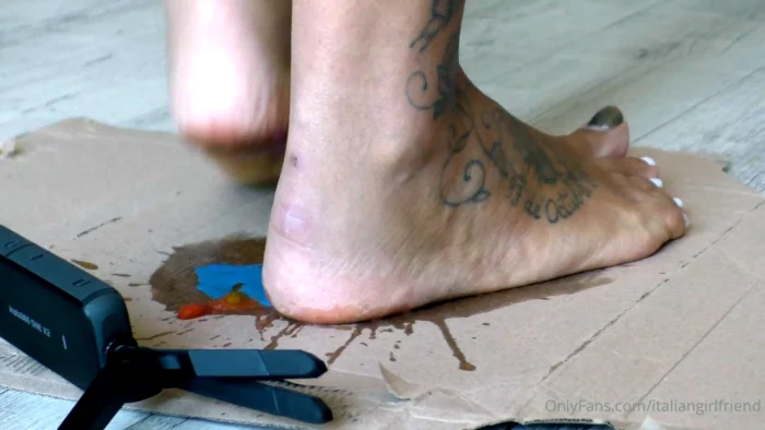 Clayman Crushed Under My Huge Feet - ITALIAN GIRLFRIEND / AMATORIAL CRUSH CUPS - MP4