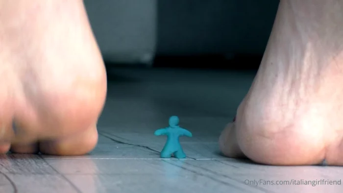My Big Toe Can Be Very Dangerous If You Walk Too Close - ITALIAN GIRLFRIEND / AMATORIAL CRUSH CUPS - MP4