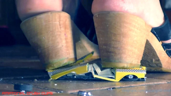 3 Metal Toy Cars Crush In Wooden Clogs - ITALIAN GIRLFRIEND / AMATORIAL CRUSH CUPS - MP4