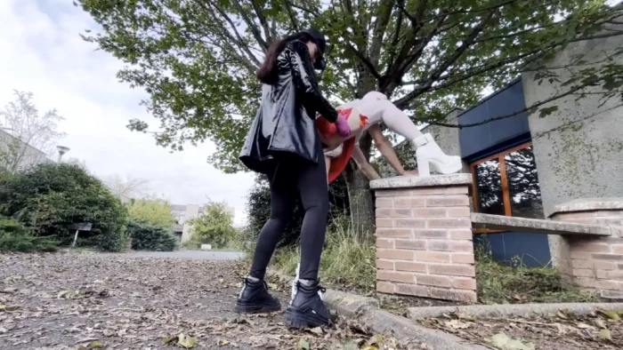 Such A Pretty Outfit Deserves A Little Outing In An Almost Quiet Place For The Pisseuse Part 3 - MAITRESSE PARKER / ANDREA PARKER - MP4
