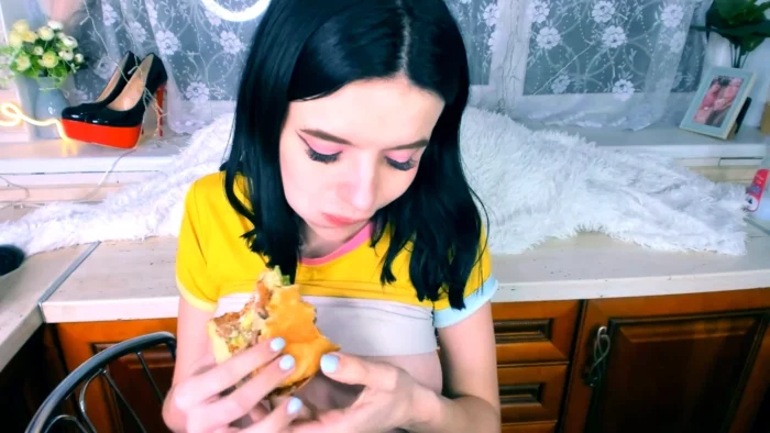 Alice Eat Burger And French Fries - MARGOALISA / MARGO AND ALICE - MP4