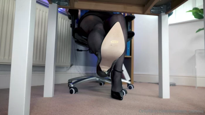 I Have Him, The New Employee, Under My Desk Right Now! Come & Take A Look - MISTRESS SIDONIA VON BORK / THE ENGLISH MANSION - MP4