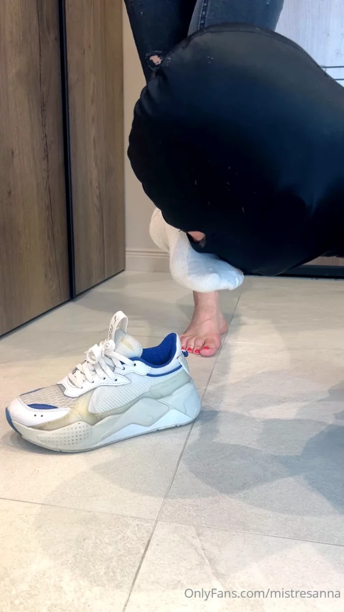 Video Of How My Slave Had To Wait For Me After A Long Day And Worship My Smelly Feet - MISTRESS ANNA - MP4