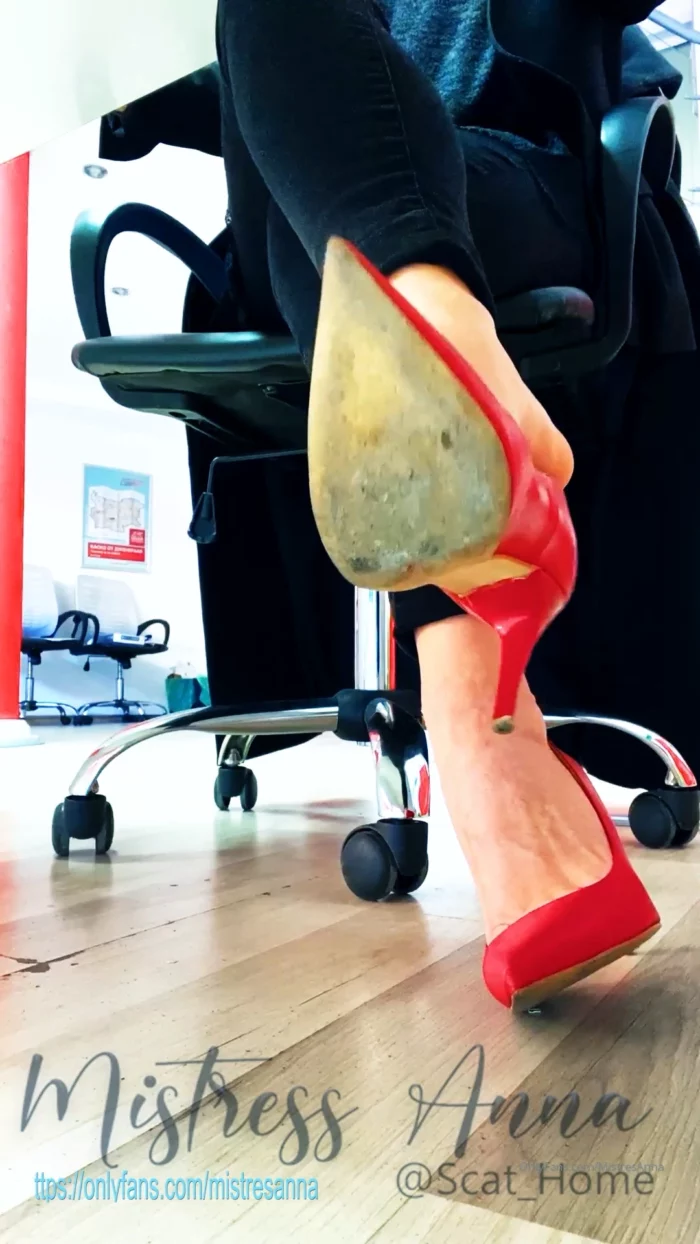 How Do You Feel Under My Desk - MISTRESS ANNA - MP4