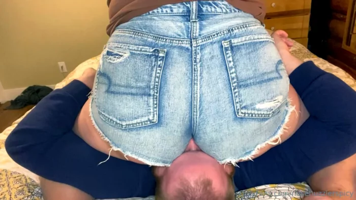 Facesitting In Jean Shorts - NOSENUZZLER - MP4