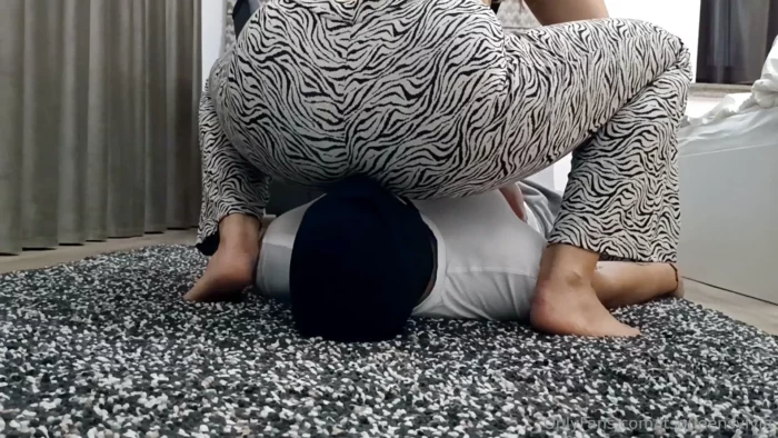 Facesitting Session And Farts In Zebra Pants - QUEEN SYLVIA - MP4