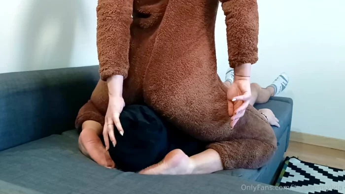 Facesitting And Face Farting In Cozy Fuzzy Onesie - QUEEN SYLVIA - MP4