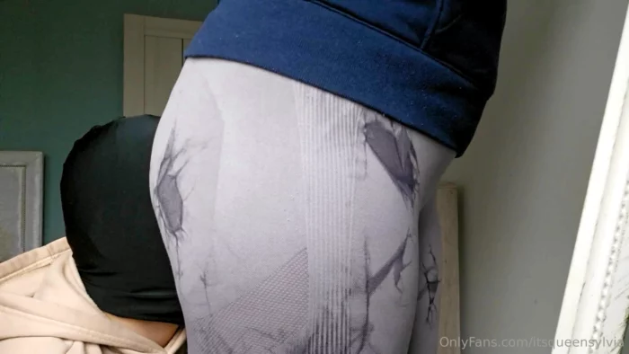 Farting In My Slave's Face While I'm Putting On My Make Up - QUEEN SYLVIA - MP4