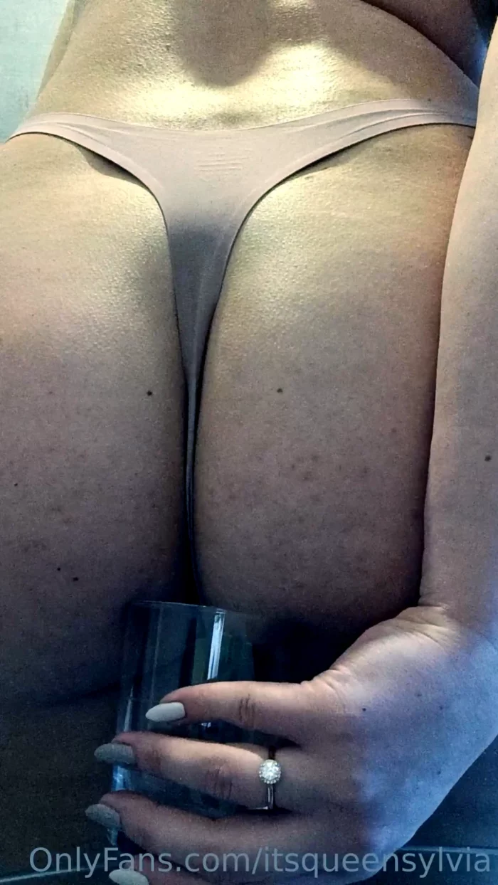 Releasing Some Stinky Farts Straight Into A Glass - QUEEN SYLVIA - MP4