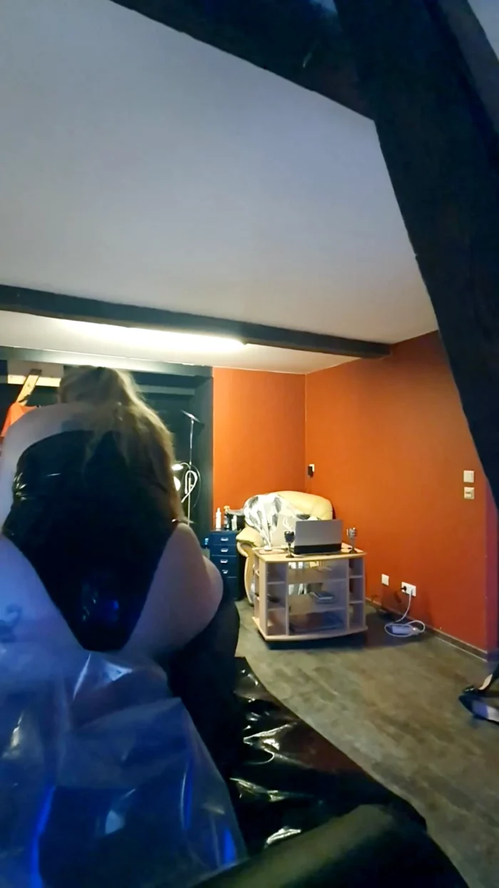 Facesitting On A Cow's Dung - SCATDOMINA / MISTRESS JESSICA / DOMINA SCHWEIZ - MP4