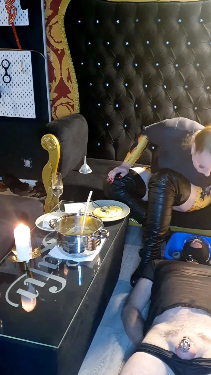 Food - & Golden Shower Fetish - SCATDOMINA / MISTRESS JESSICA / DOMINA SCHWEIZ - MP4