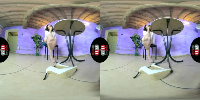 Vr Foot Fetish - Gorgeous Chiara Takes Off Her Shoes And Rolls Down Her Stockings - SEXLIKEREAL - MP4