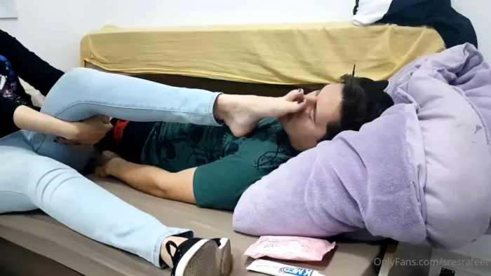 I Made Him Smell My Sweaty Feet While I Jerked Her Off - SENHOR E SENHORA FEET - MP4