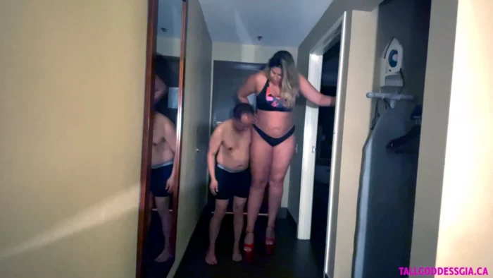 You Are The Size Of My Leg - TALL GODDESS GIA - MP4