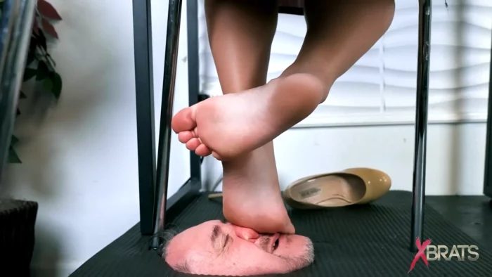 Queen Dalvina - Underdesk CEO 13 - XBRATS / BRATTY FOOT GIRLS - MP4