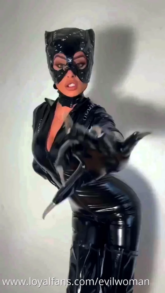 I'm Your Favorite Villain! - EVIL WOMAN / FCHDOMMES / FETISH CHATEAU DOMMES - MP4
