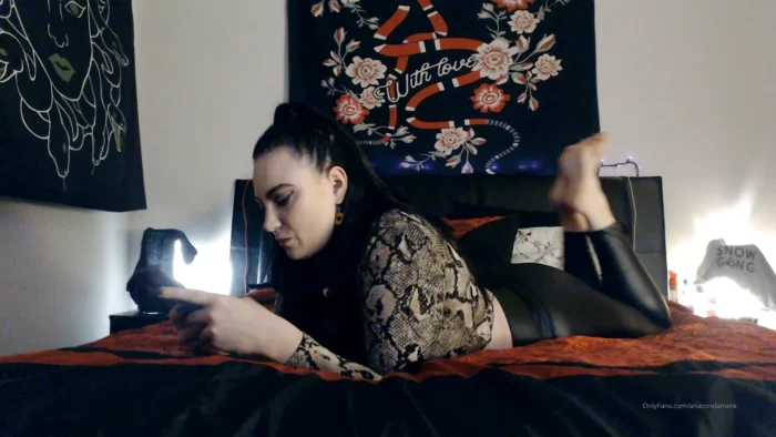 Foot Worship And Juicy Ass Tease And Ignore Session - LADY ANACONDA / ANACONDA NOIRE / ELITE QOS GODDESS - MP4