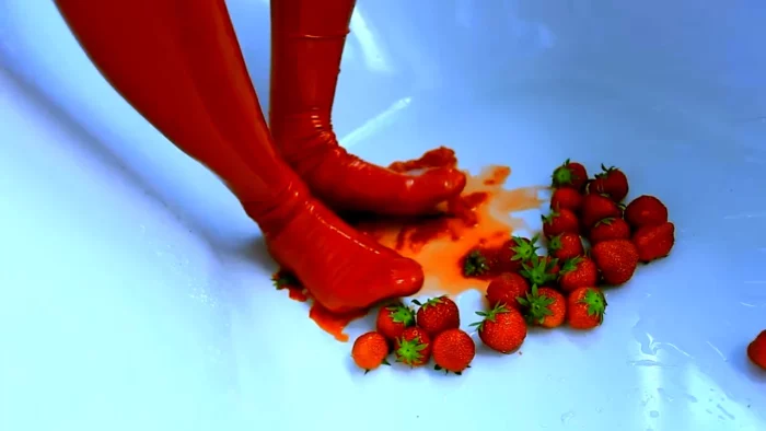 Preparing Your Strawberry Breakfast - BDSM LISA / DOMINATRIX LISA / FETISHLATEX LISA - MP4