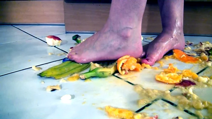 Abbie Cat Crushing Fruits - EXTREMETRAMPLING - MP4
