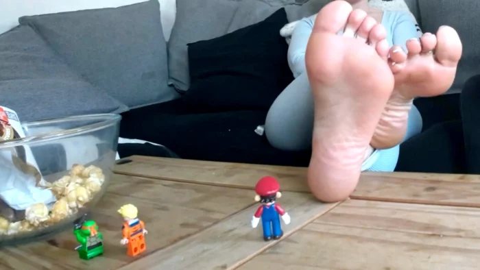 Popcorn For Survival - Surviving Amongst Giants - Giantess - GODDESS LEYLA HARDY - MP4
