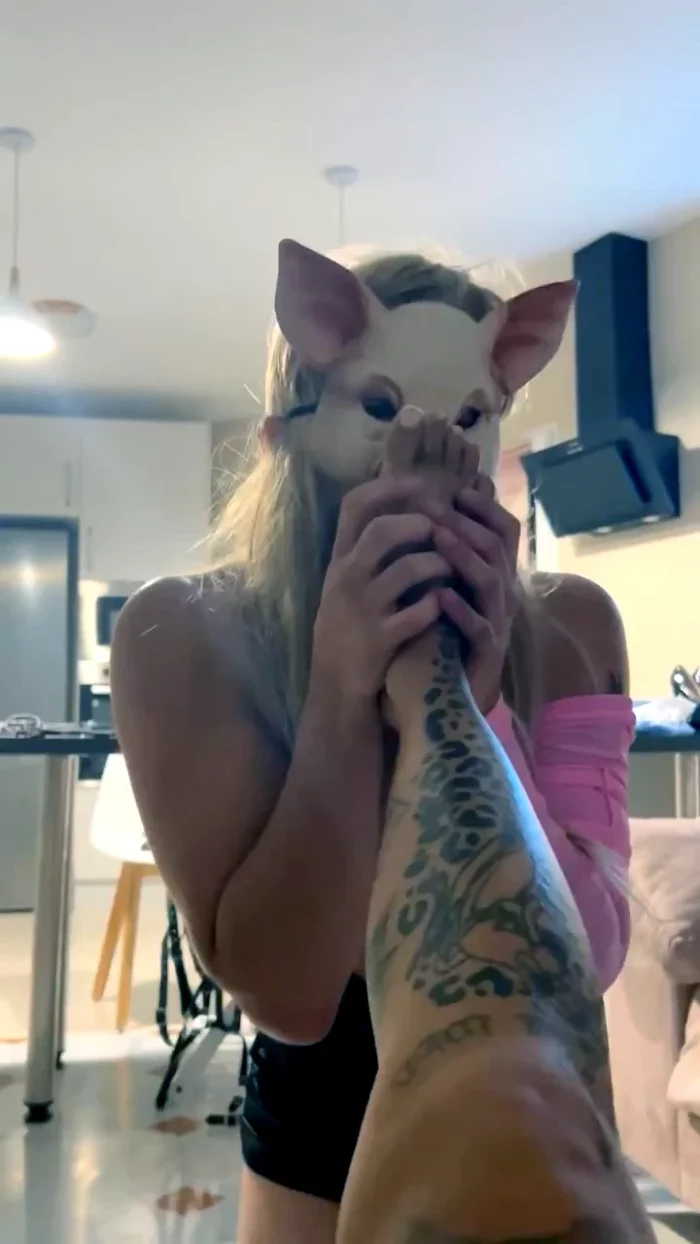 My Puppy Hasn't Eaten All Day At My Command - HUMILLATRIX MEDEA / MISTRESS MEDEA ALEVOSIA - MP4