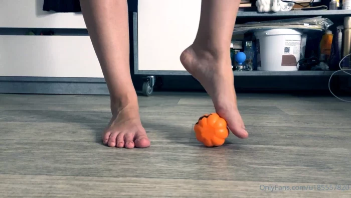 Halloween Trampling Time! - KATHRYNNE FEET GODDESS / MISS KATRIN - MP4