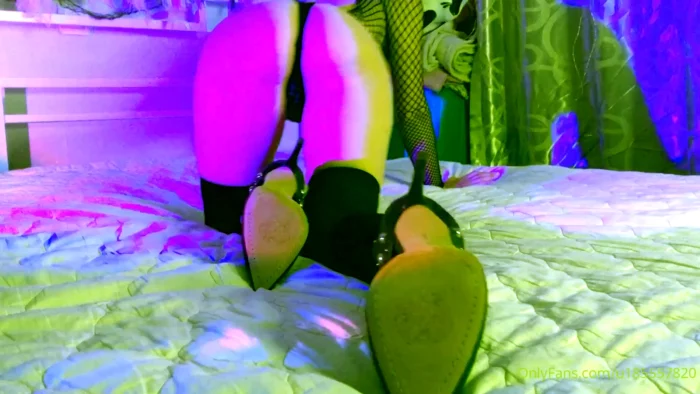 I Will Tease You My Naughty Rabbit And Then I Will Throw You On The Floor And Trample You - KATHRYNNE FEET GODDESS / MISS KATRIN - MP4
