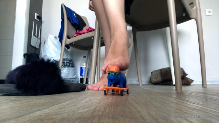 Play With Pig! - KATHRYNNE FEET GODDESS / MISS KATRIN - MP4