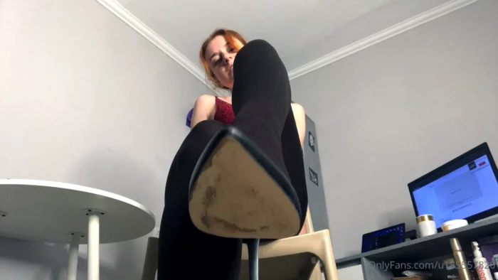 Teasing In Warm Pantyhose! - KATHRYNNE FEET GODDESS / MISS KATRIN - MP4