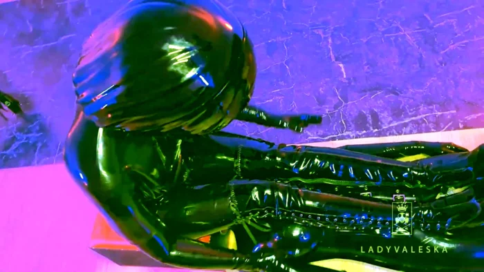 Facesitting By Latex Kigumuri - LADY VALESKA - MP4