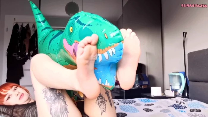 Playing With My Long Nails With Balloon - LUNASTAZJA - MP4