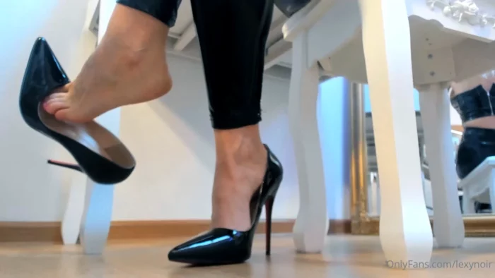 Because My Feet Are Heavenly Hot - LEXY NOIR / OBEYLEXYNOIR - MP4
