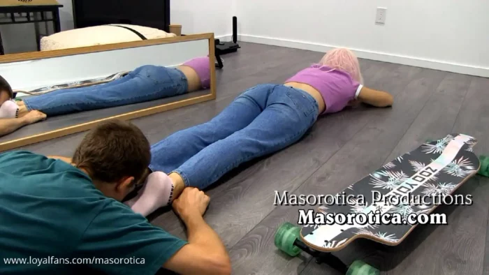 Skater Girl Foot Sweat - MASOROTICA PRODUCTIONS - MP4