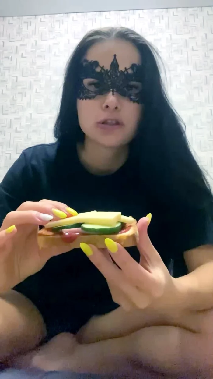 I Eat A Delicious Sandwich That Will Then Come Out Of My Ass And Fall Into Someone's Mouth! - SMELLY MILANA SCAT - MP4