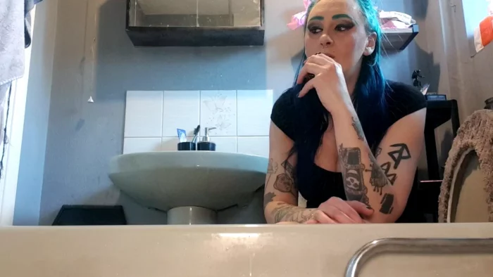February Dung Beetle Feeding - MISTRESS DEMONA SCAT - MP4