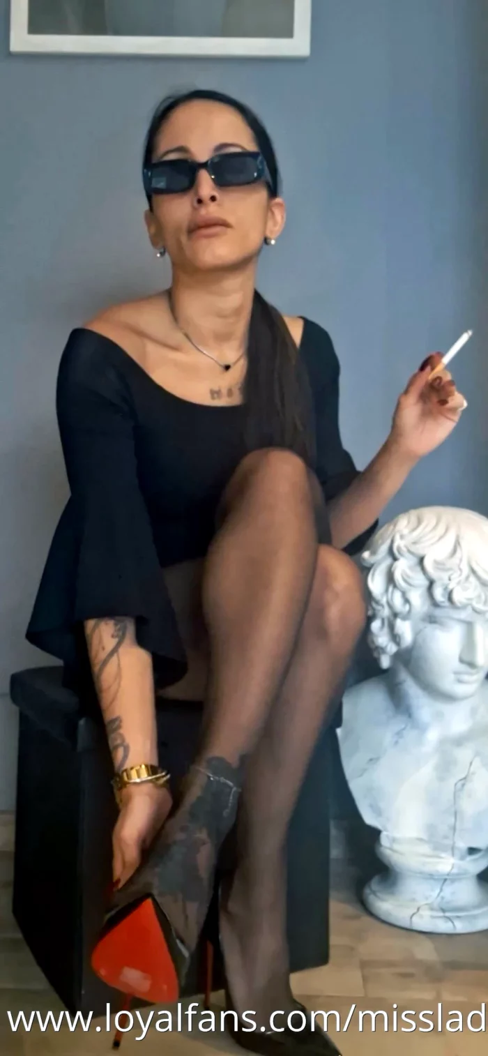 Smoking In Louboutin - MISS LADY CHANTAL - MP4